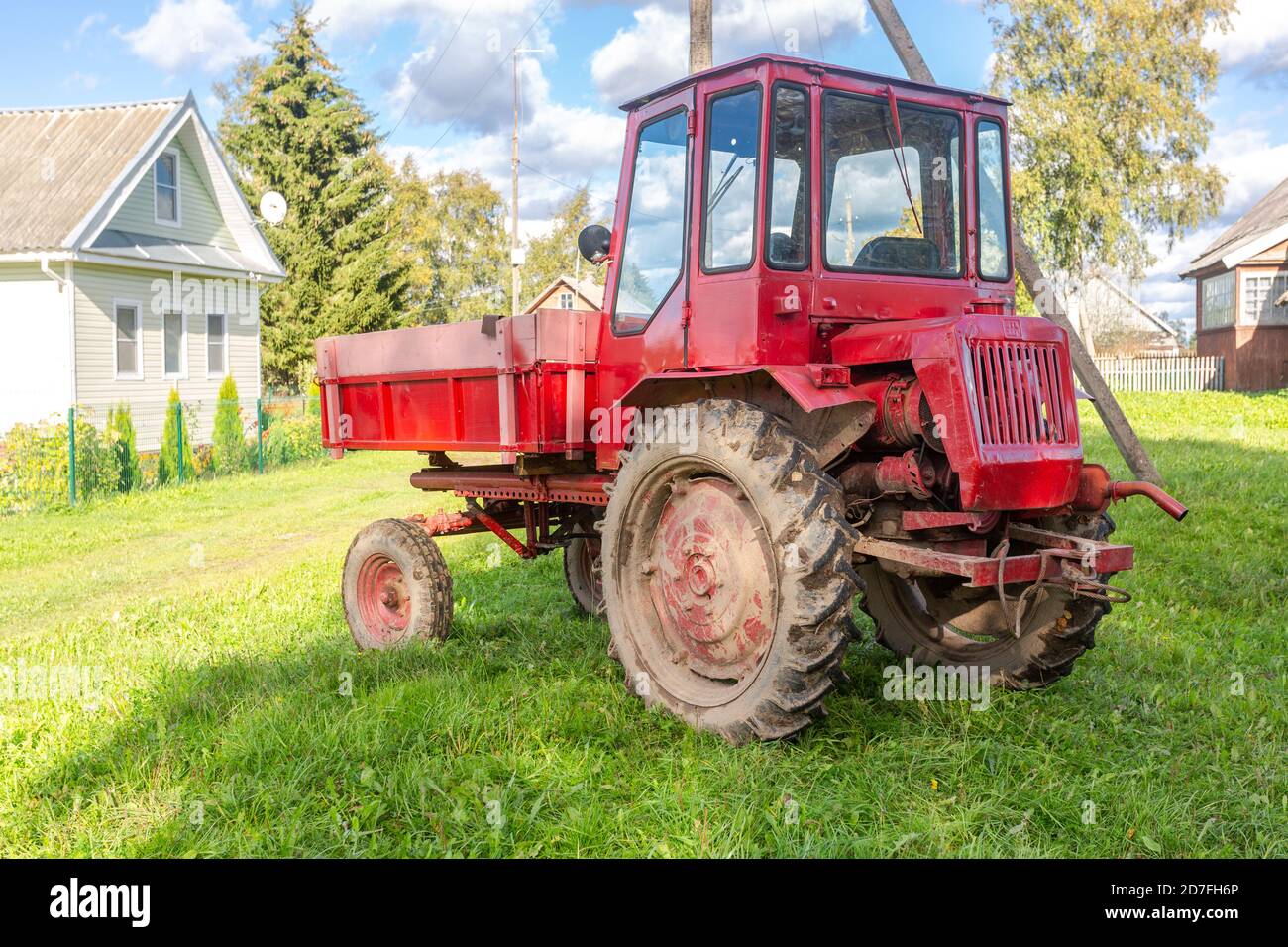 Borovichi, Russia - 15 settembre 2020: Trattore agricolo gommato XTZ T-16M prodotto dalla fabbrica Kharkov di telaio semovente trattore Foto Stock