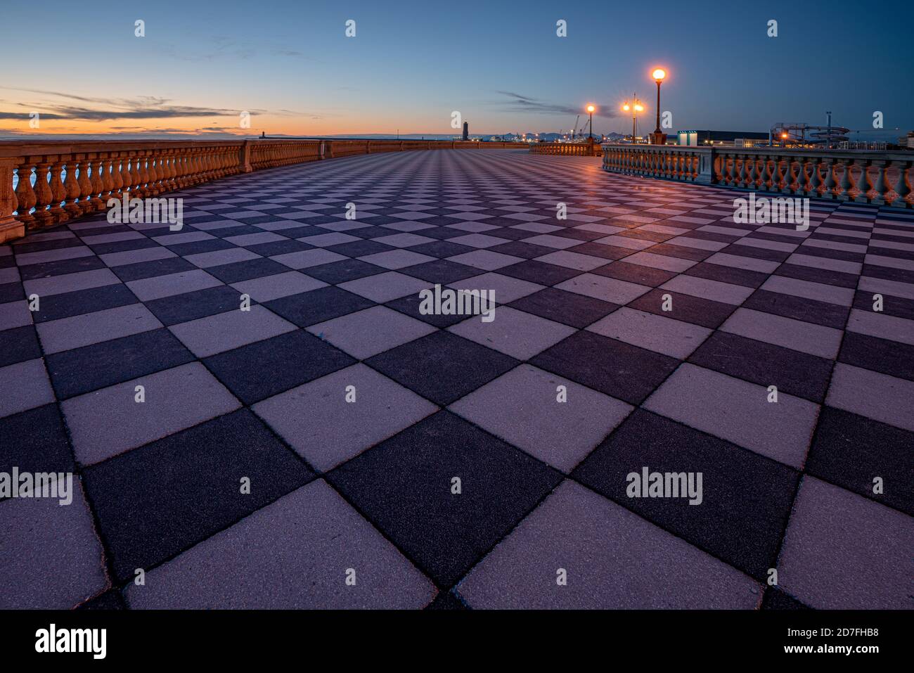 Tramonto sulla meravigliosa terrazza Mascagni sul mare, a Livorno, Toscana, Italia Foto Stock