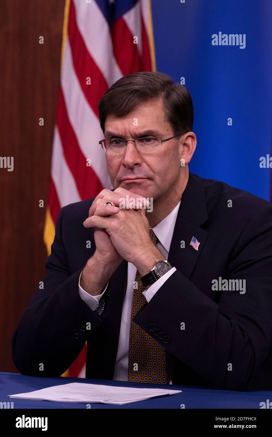 Il Segretario della Difesa degli Stati Uniti Mark Esper, parla durante una videoconferenza con le aziende industriali militari dal Pentagono 20 ottobre 2020 a Washington D.C. Foto Stock Il Segretario della Difesa degli Stati Uniti Mark Esper, parla durante una videoconferenza con le aziende industriali militari dal Pentagono 20 ottobre 2020 a Washington D.C. Foto Stock