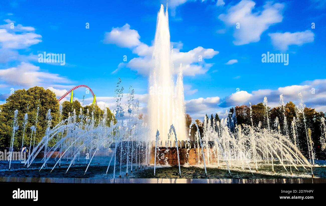 Fontana nel parco. Isola di Krestovsky, San Pietroburgo, Russia Foto Stock