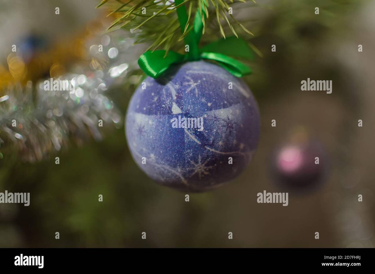 Palla su un albero di Natale di Capodanno, sfondo bello, primo piano Foto Stock