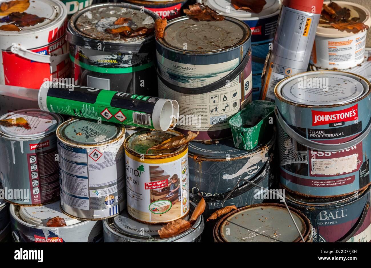 tinture di vernice accatastate fuori metà usate e parte usate attrezzature di pittura. lucentezza ed emulsione. Foto Stock