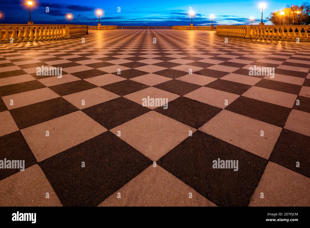 Tramonto sulla meravigliosa terrazza Mascagni sul mare, a Livorno, Toscana, Italia Foto Stock