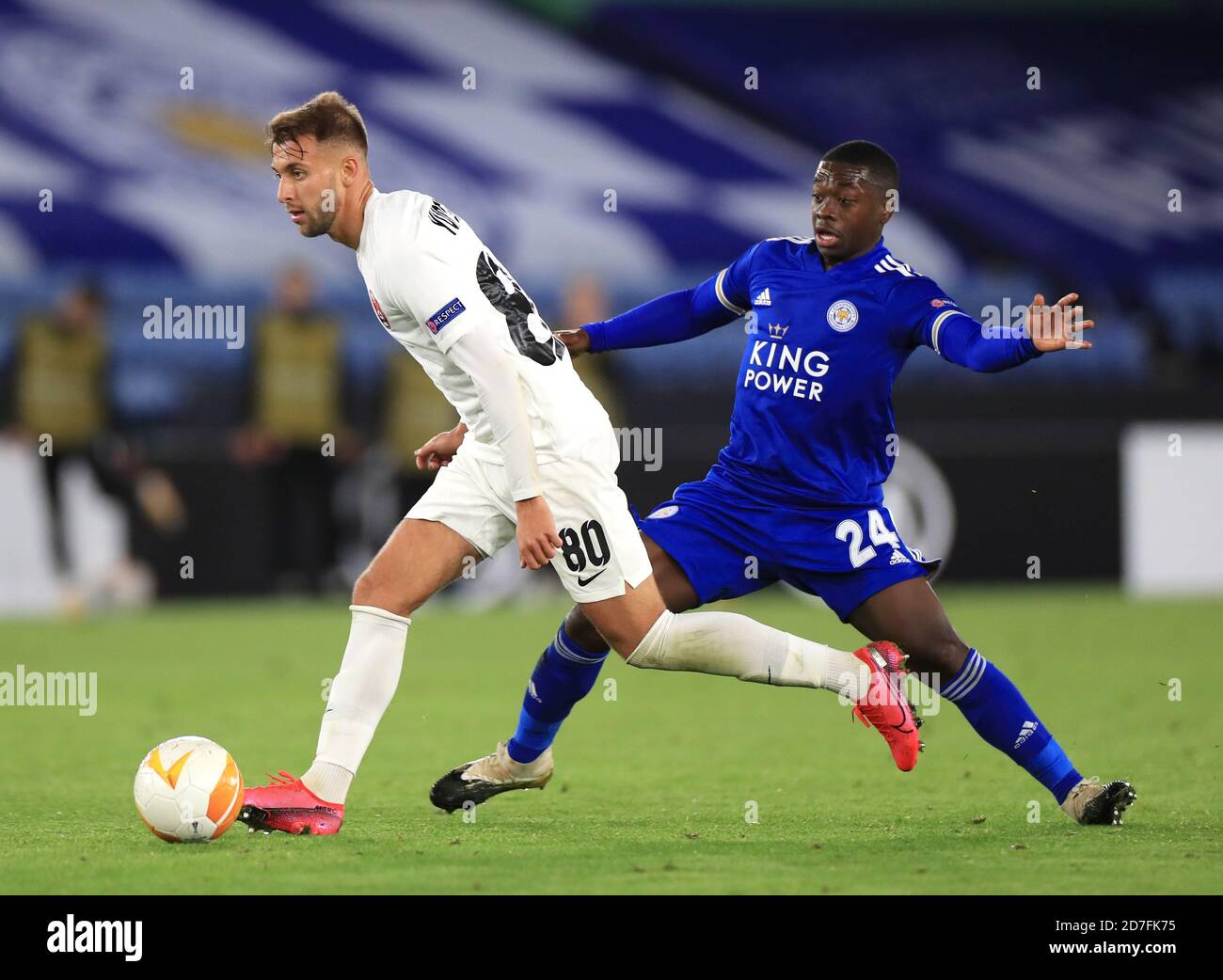 Zoraya Luhansk Vladlen Yurchenko (a sinistra) e la battaglia di Nampalys Mendy di Leicester City per la palla durante la partita della Europa League al King Power Stadium di Leicester. Foto Stock