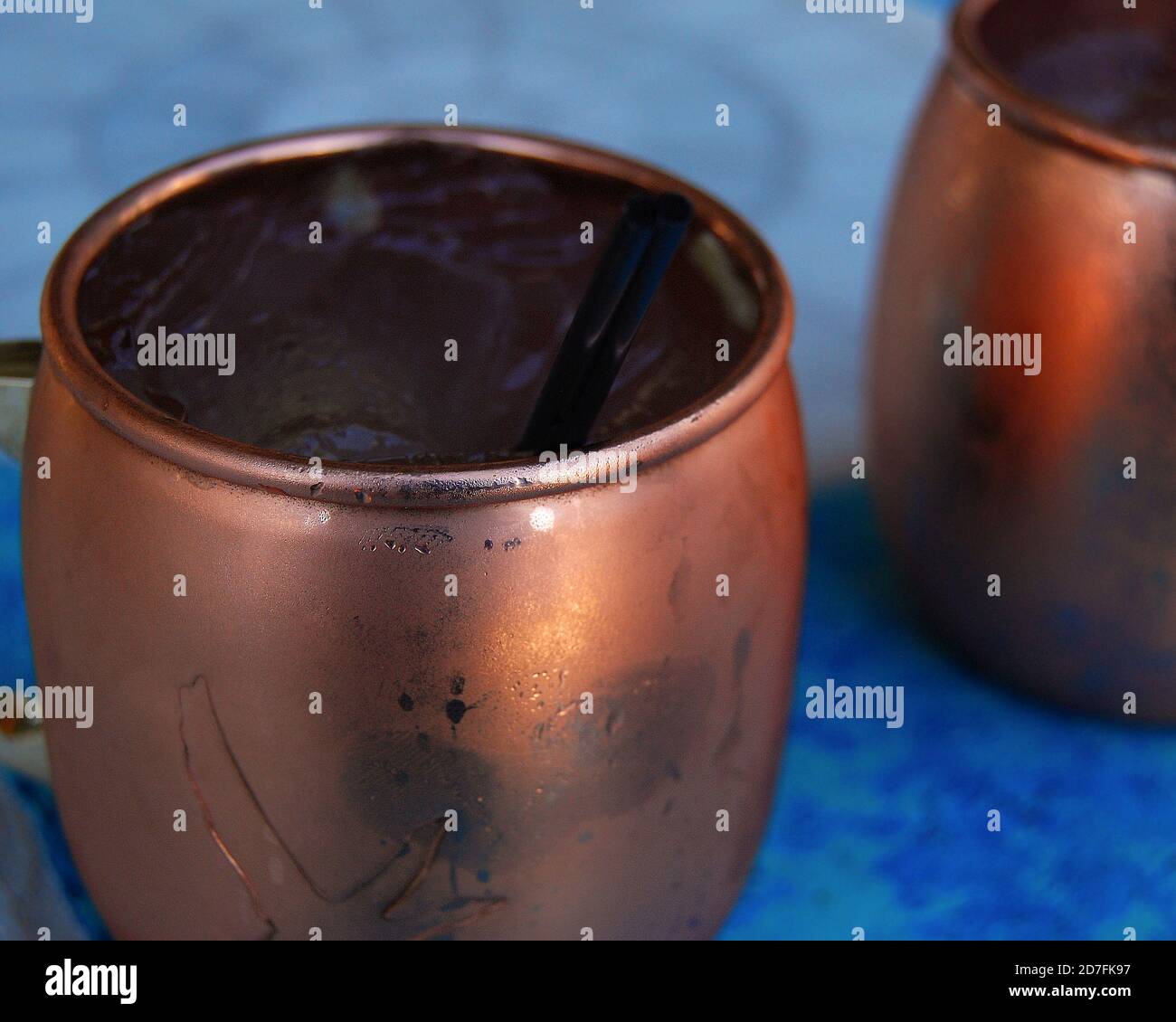 Mules di Mosca su sfondo blu Foto Stock