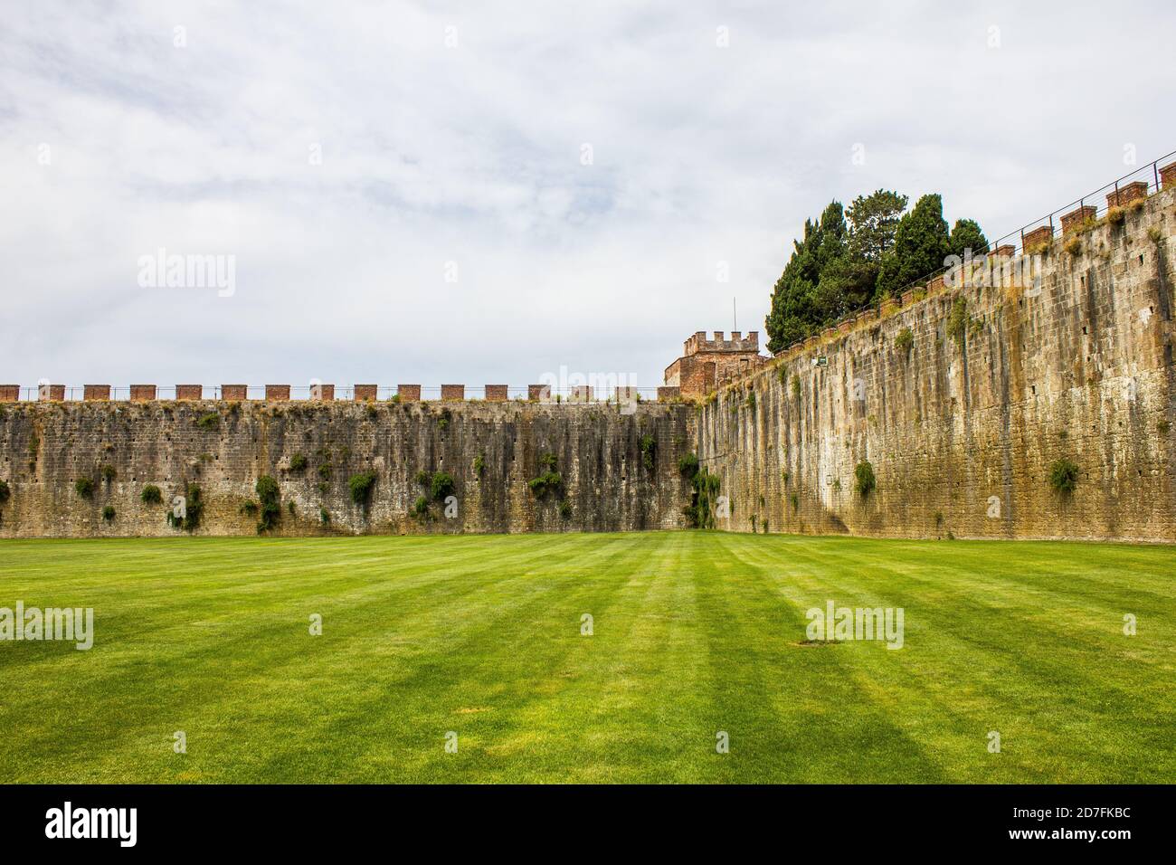 Vista delle mura della città di Pisa in Piazza dei Miracoli Foto Stock
