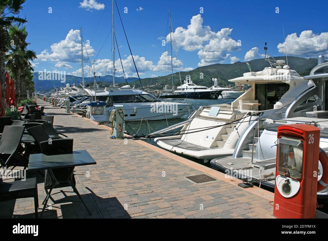 Genova, Italia. Aeroporto di Genova Marina con yacht di lusso ormeggiati lungo la splendida passeggiata con bar e caffè in una giornata di sole. Foto Stock
