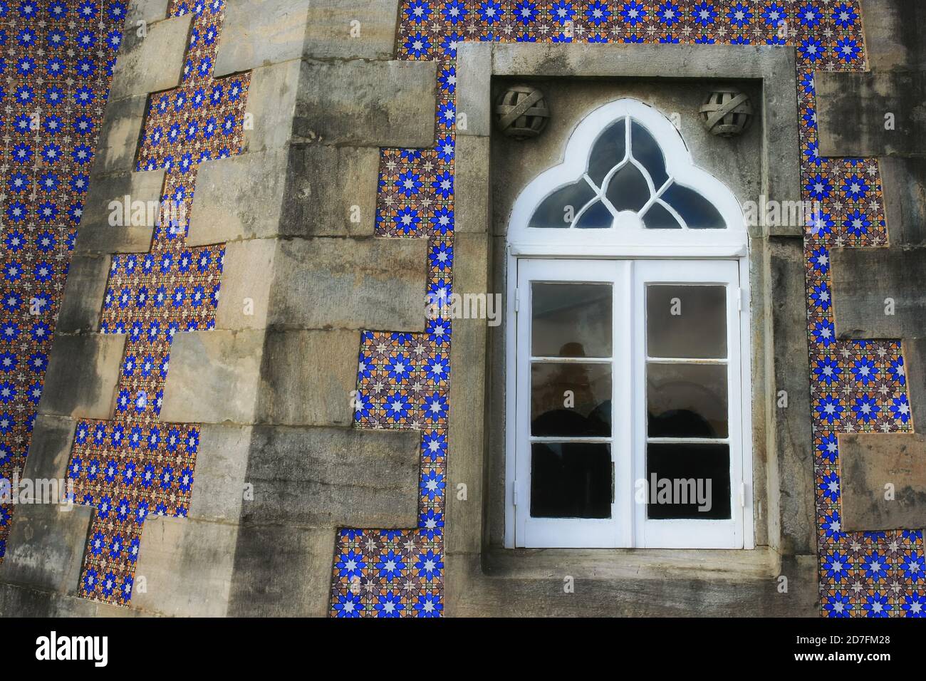 Sintra, Lisbona, Portogallo - 9 dicembre 2011. Belle decorazioni in ceramica sulla parete esterna del Palazzo pena di Sintra. Foto Stock