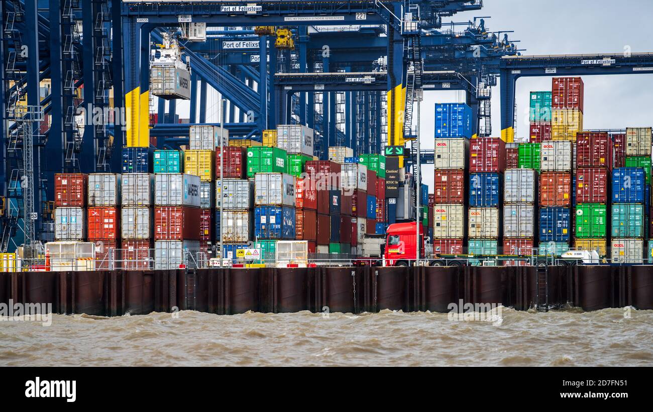 Logistica del Regno Unito - i contenitori di spedizione vengono spostati tra camion, treni e navi di container al porto di Felixstowe, il più grande porto di container del Regno Unito. Foto Stock