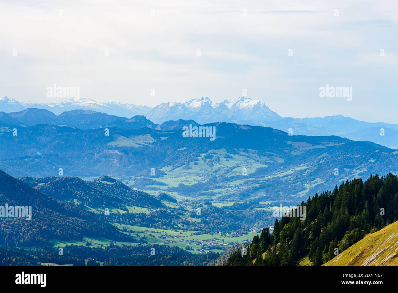 Vista dal monte Hochgrat nei pressi di Oberstaufen (Baviera, Baviera, Germania) sulla montagna Santis, alpi montagne da Appenzell, San Gallo, Svizzera. Vai Foto Stock