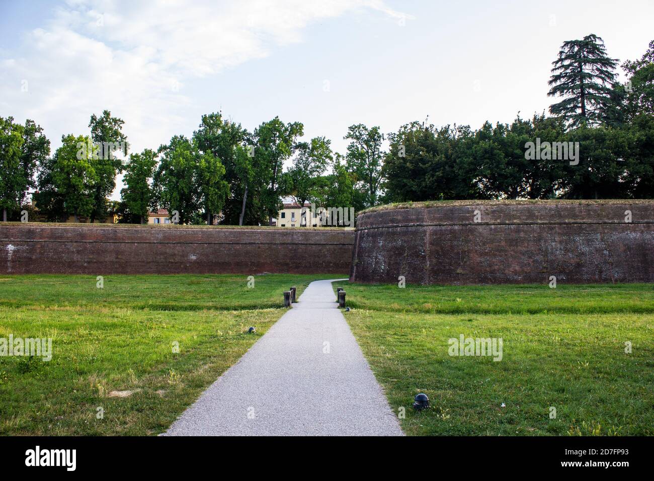 Vista delle mura della città di Lucca in una giornata estiva Foto Stock
