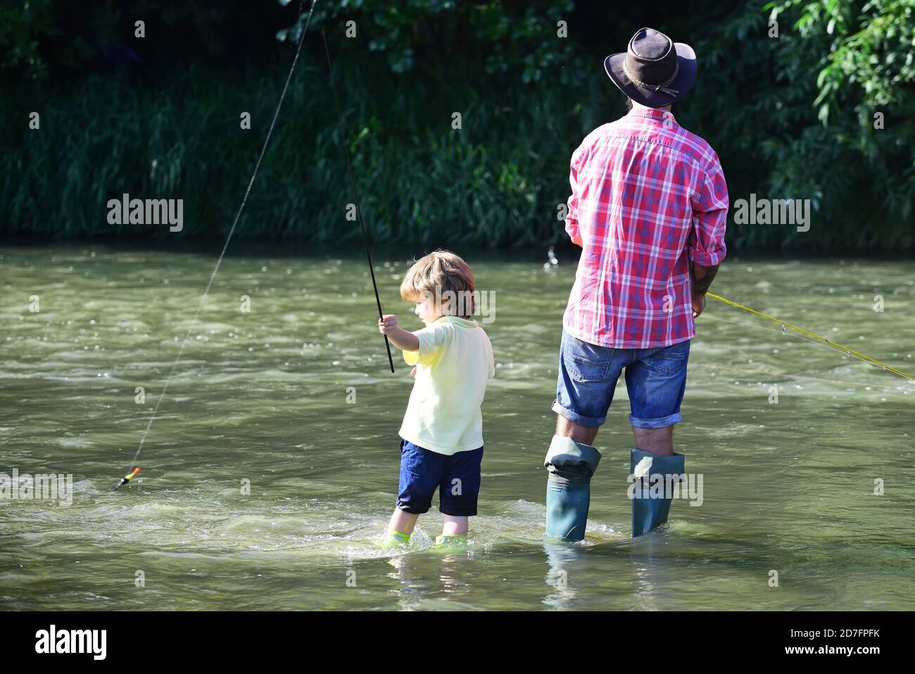 Concetto di famiglia felice - padre e figlio insieme pesca. Vecchio e giovane. Amo i nostri momenti in campagna - ricordo il tempo. Foto Stock