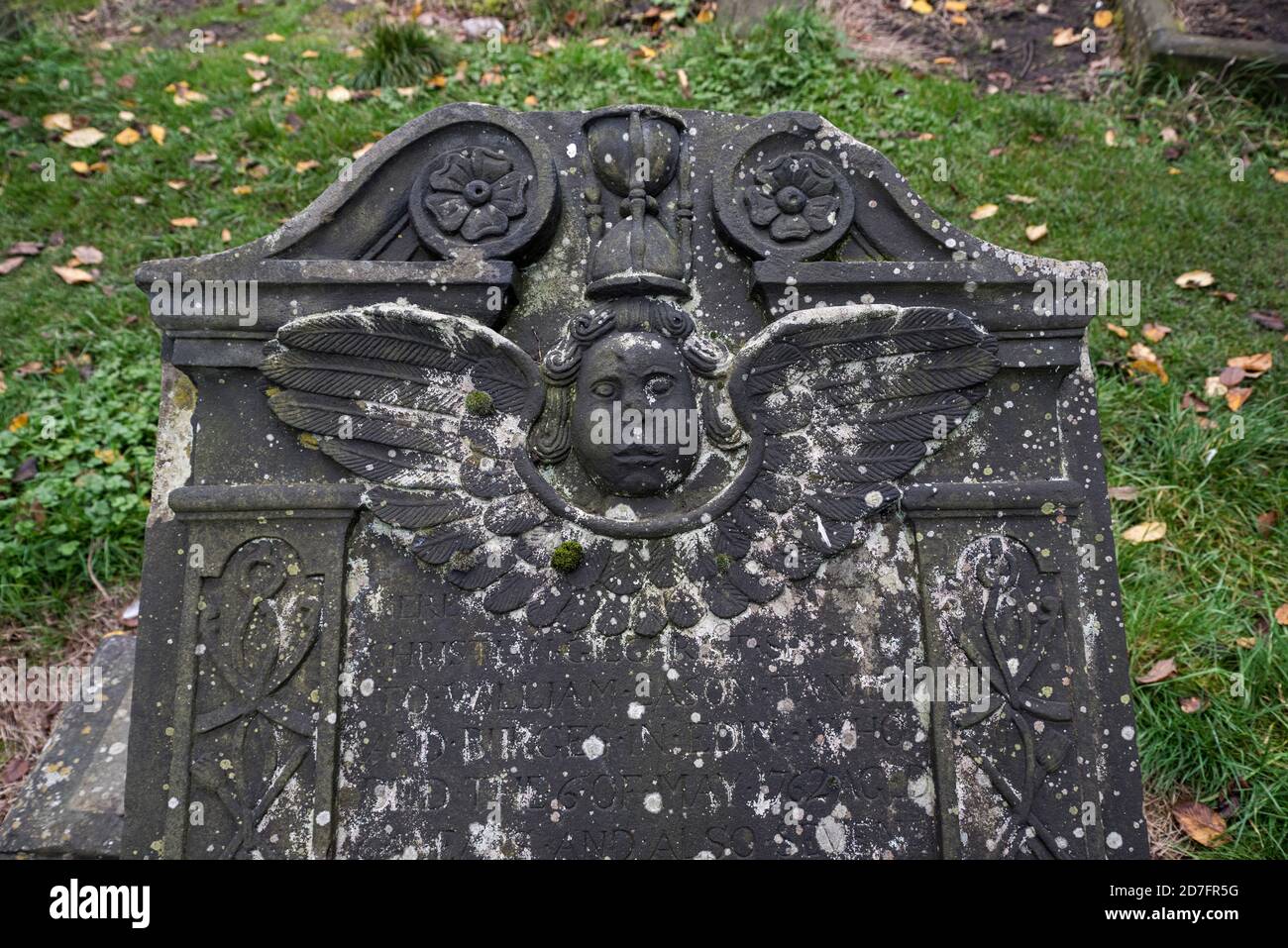 Dettaglio di una lapide del XVIII secolo nel Churchyard di St Cuthbert, Edimburgo, Scozia, Regno Unito. Foto Stock