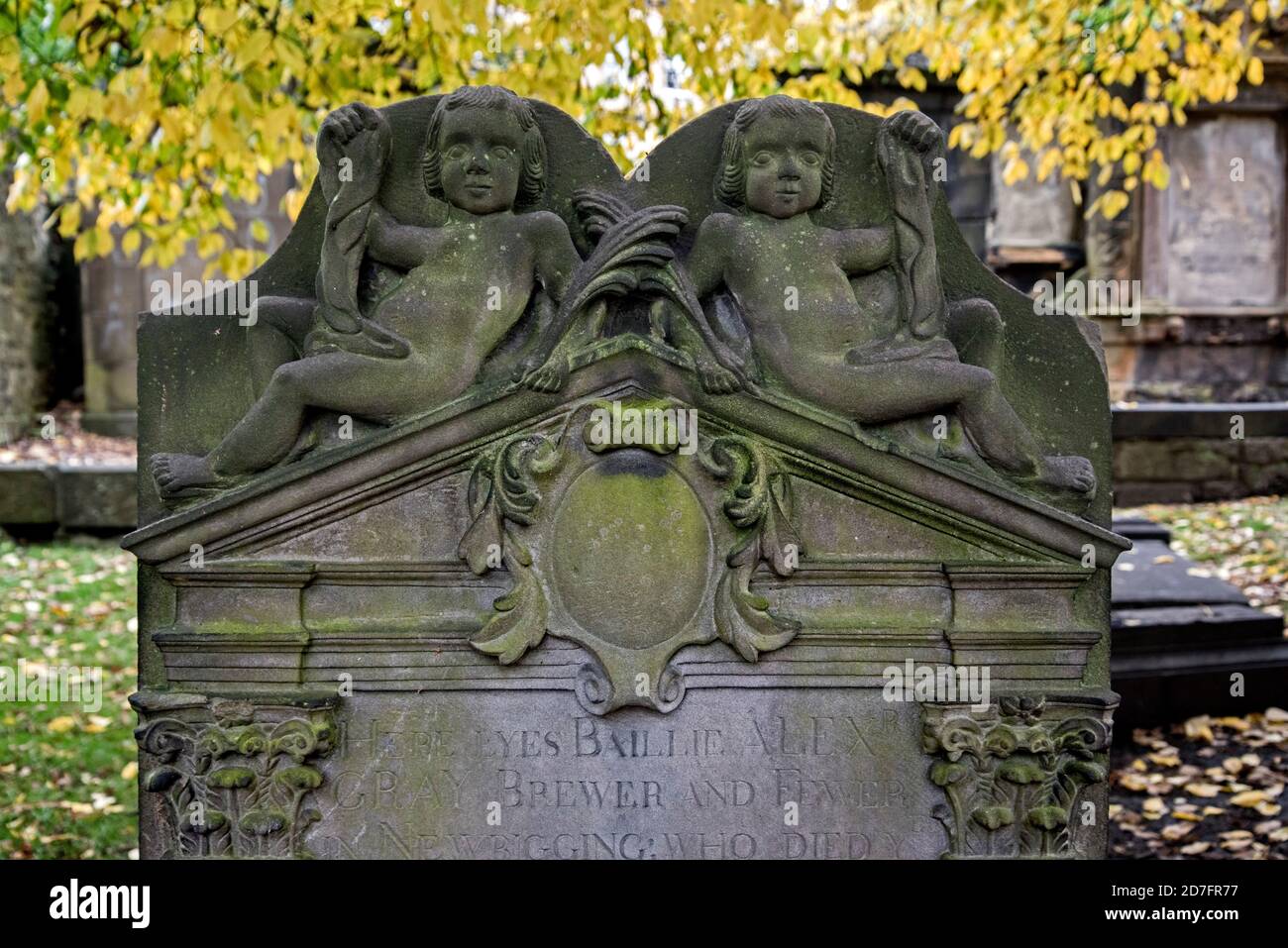 Dettaglio di una lapide del XVIII secolo nel Churchyard di St Cuthbert, Edimburgo, Scozia, Regno Unito. Foto Stock