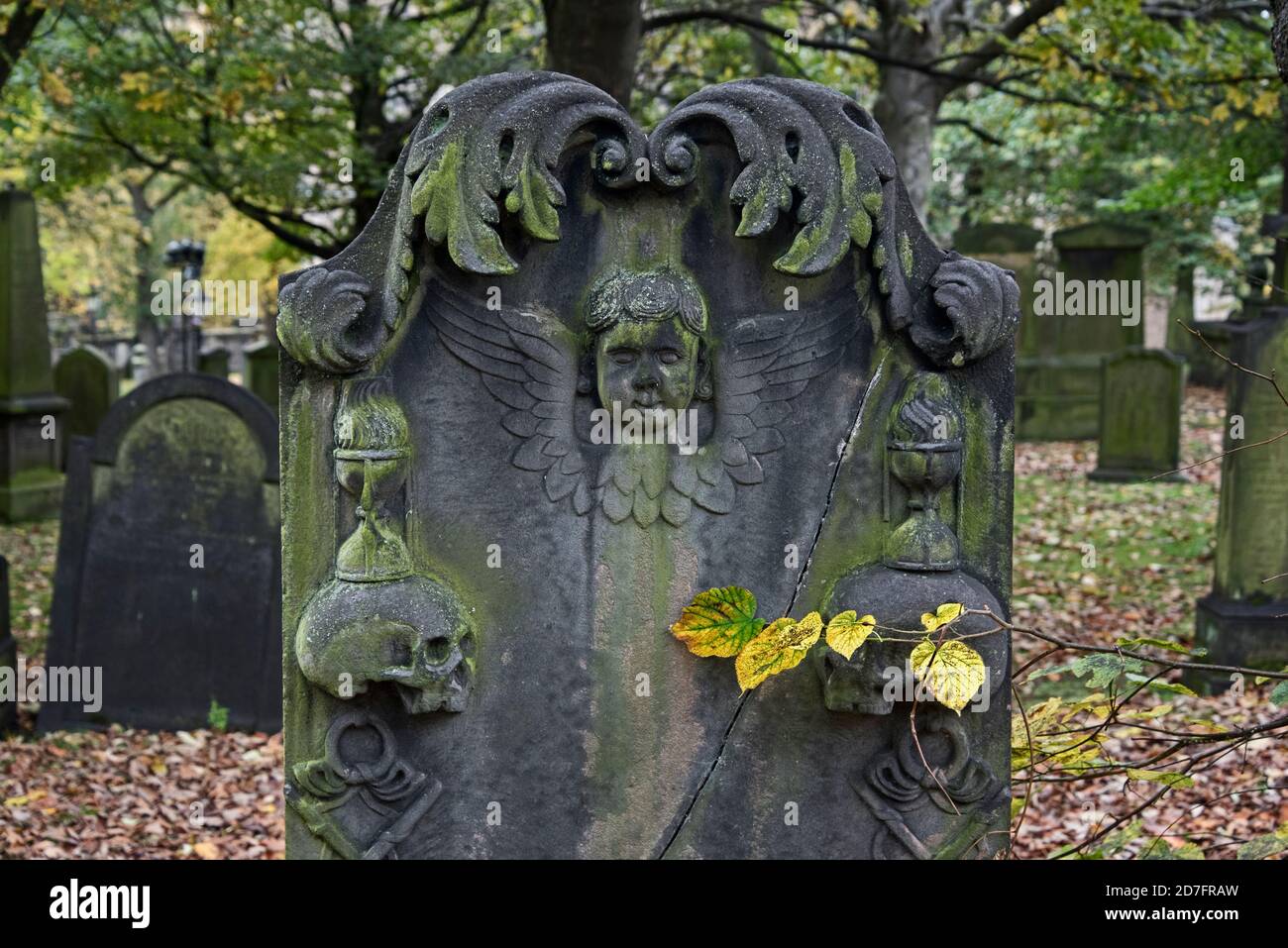 Dettaglio di una lapide del XVIII secolo nel Churchyard di St Cuthbert, Edimburgo, Scozia, Regno Unito. Foto Stock