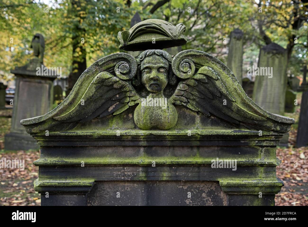 Dettaglio di una lapide del XVIII secolo nel Churchyard di St Cuthbert, Edimburgo, Scozia, Regno Unito. Foto Stock