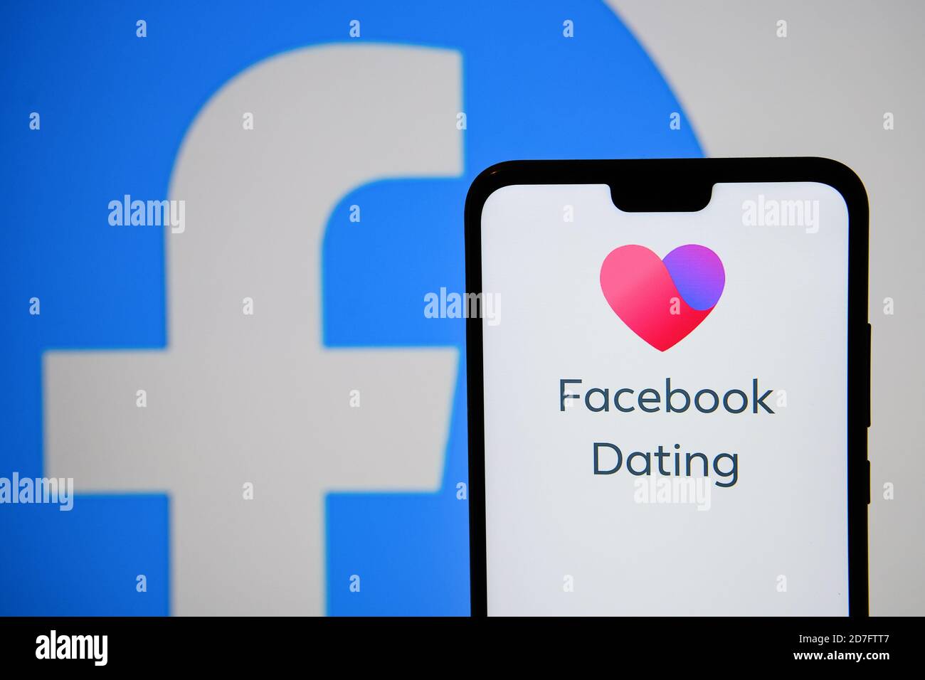 Manchester / Regno Unito - 21 ottobre 2020: Logo dell'app Facebook Dating visualizzato sullo schermo dello smartphone accanto al logo Facebook. Nessuna modifica nel post. Non un Foto Stock
