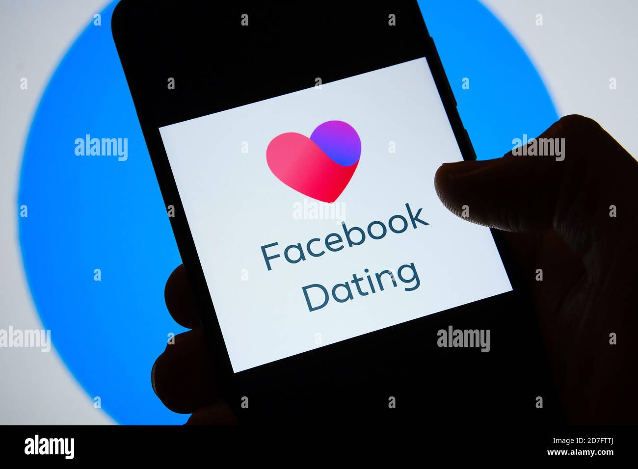 Manchester / Regno Unito - 21 ottobre 2020: Facebook Dating app logo visto sullo schermo smartphone tenere in mano. Servizio di datazione appena lanciato Foto Stock