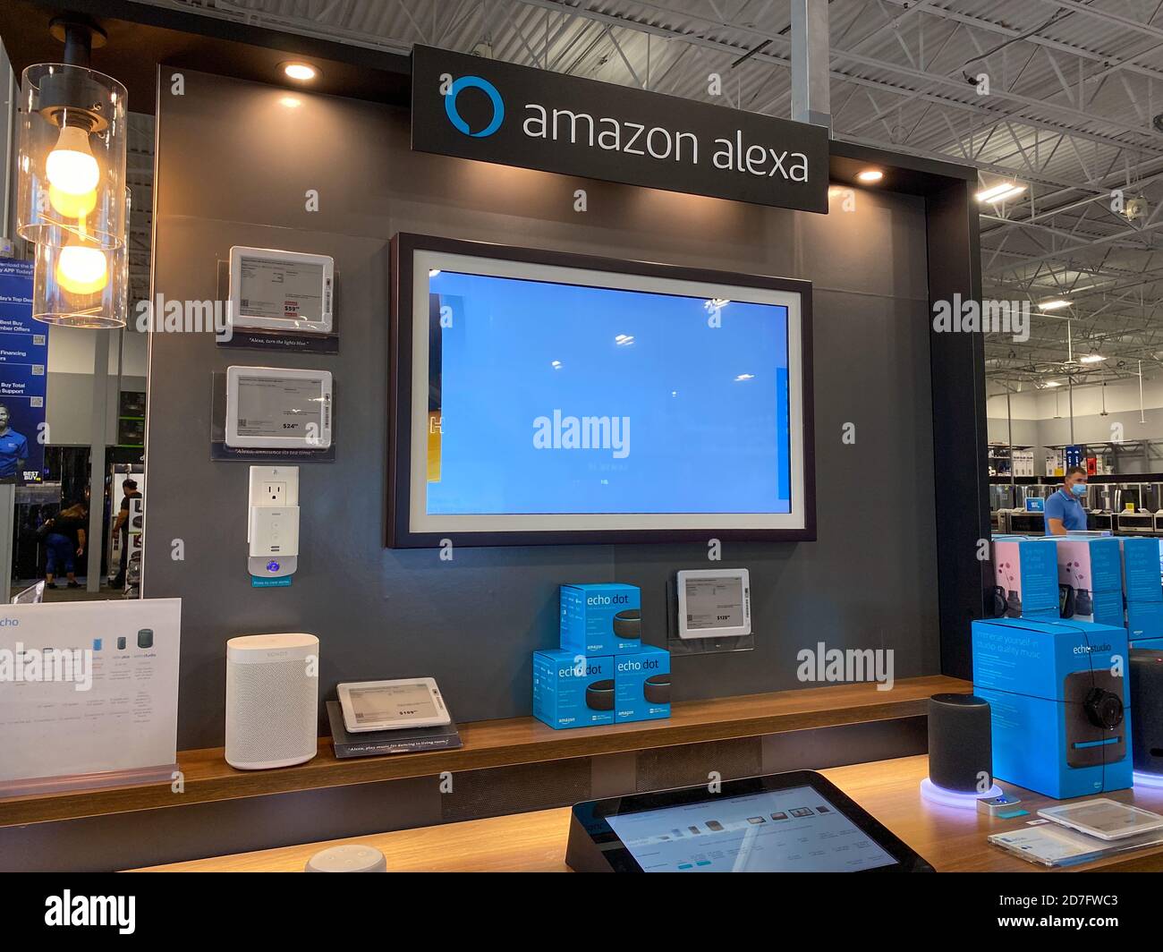 Orlando, FL/USA - 10/14/20: Il dispositivo domestico Amazon Alex viene visualizzato in un negozio Best Buy di Orlando, Florida Foto Stock