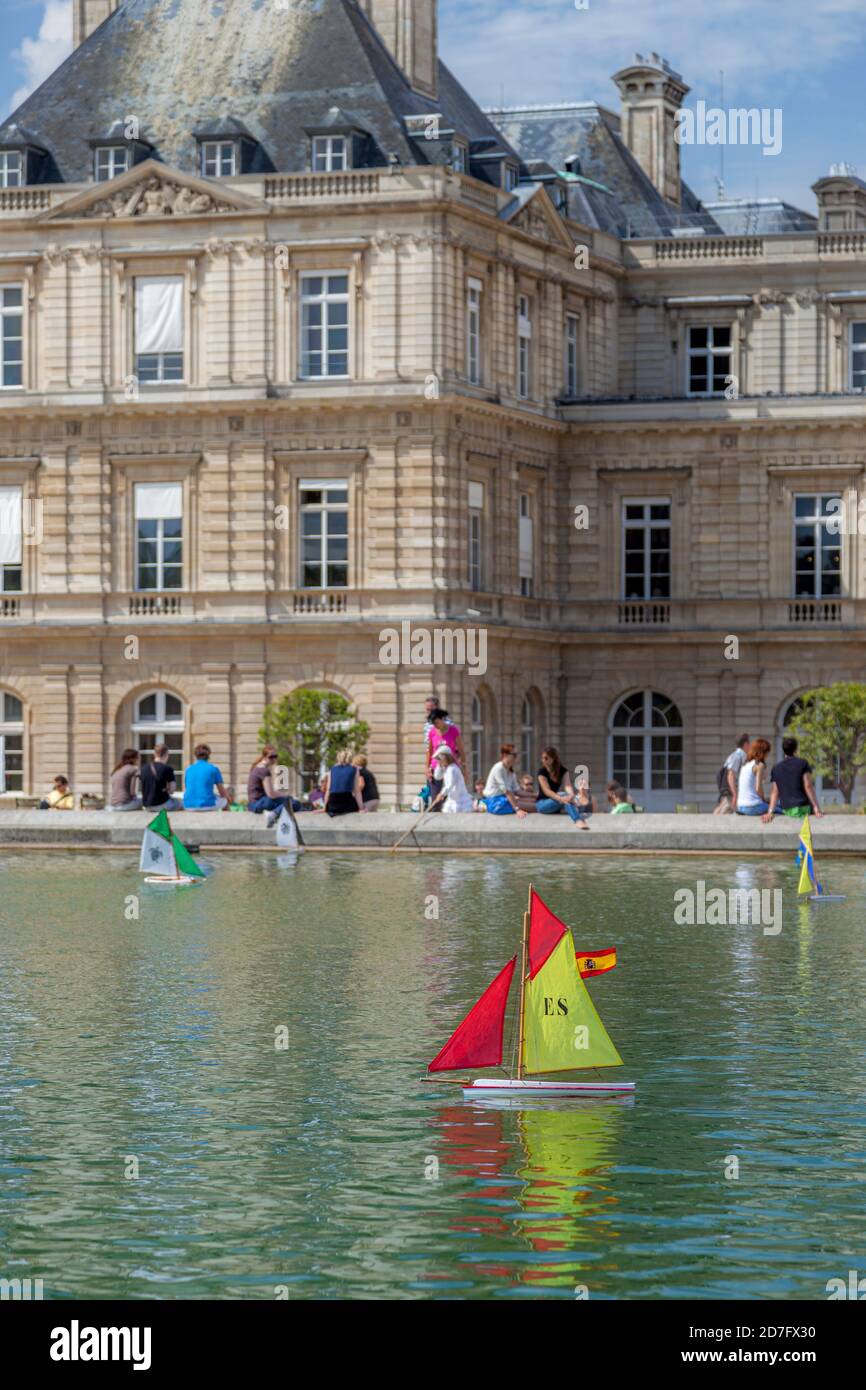 Barche a vela giocattolo nello stagno sotto il Palais du Luxembourg, Parigi, Ile-de-France, Francia Foto Stock