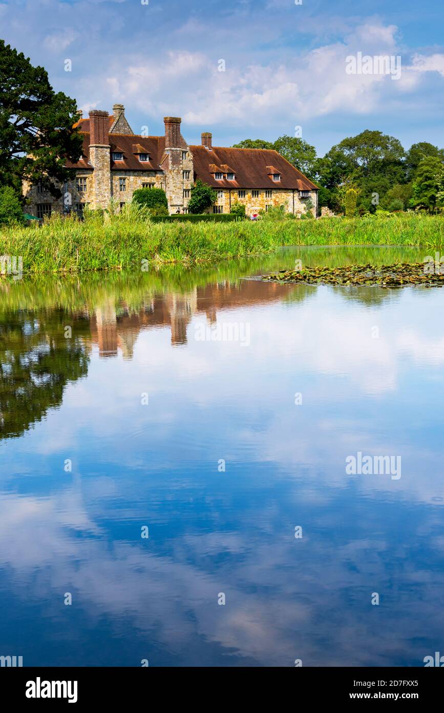 L'ex refettorio e la casa del Priore vista attraverso il fossato del Michelham Priory vicino Upper Dicker, Sussex orientale, Inghilterra, Regno Unito Foto Stock