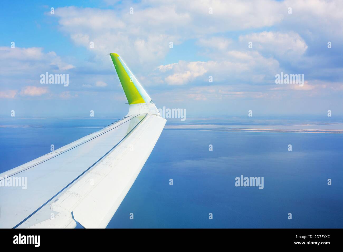 Ala dell'aeroplano nel cielo sul mare blu Foto Stock