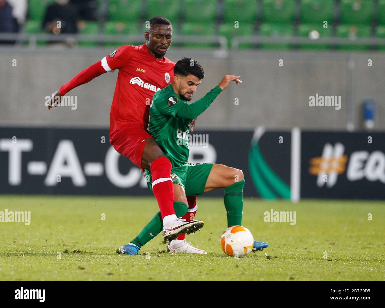 RAZGRAD, BULGARIA - OTTOBRE 22: Cauly Souza di Ludovogorets difende la palla di Martin Hongla di Anversa durante la partita di palcoscenico del gruppo J della UEFA Europa League tra PFC Ludovogorets Razgrad e Royal Antwerp all'Arena di Ludovogorets il 22 ottobre 2020 a Razgrad, Bulgaria. (Foto di Nikola Krstic/MB Media) Foto Stock