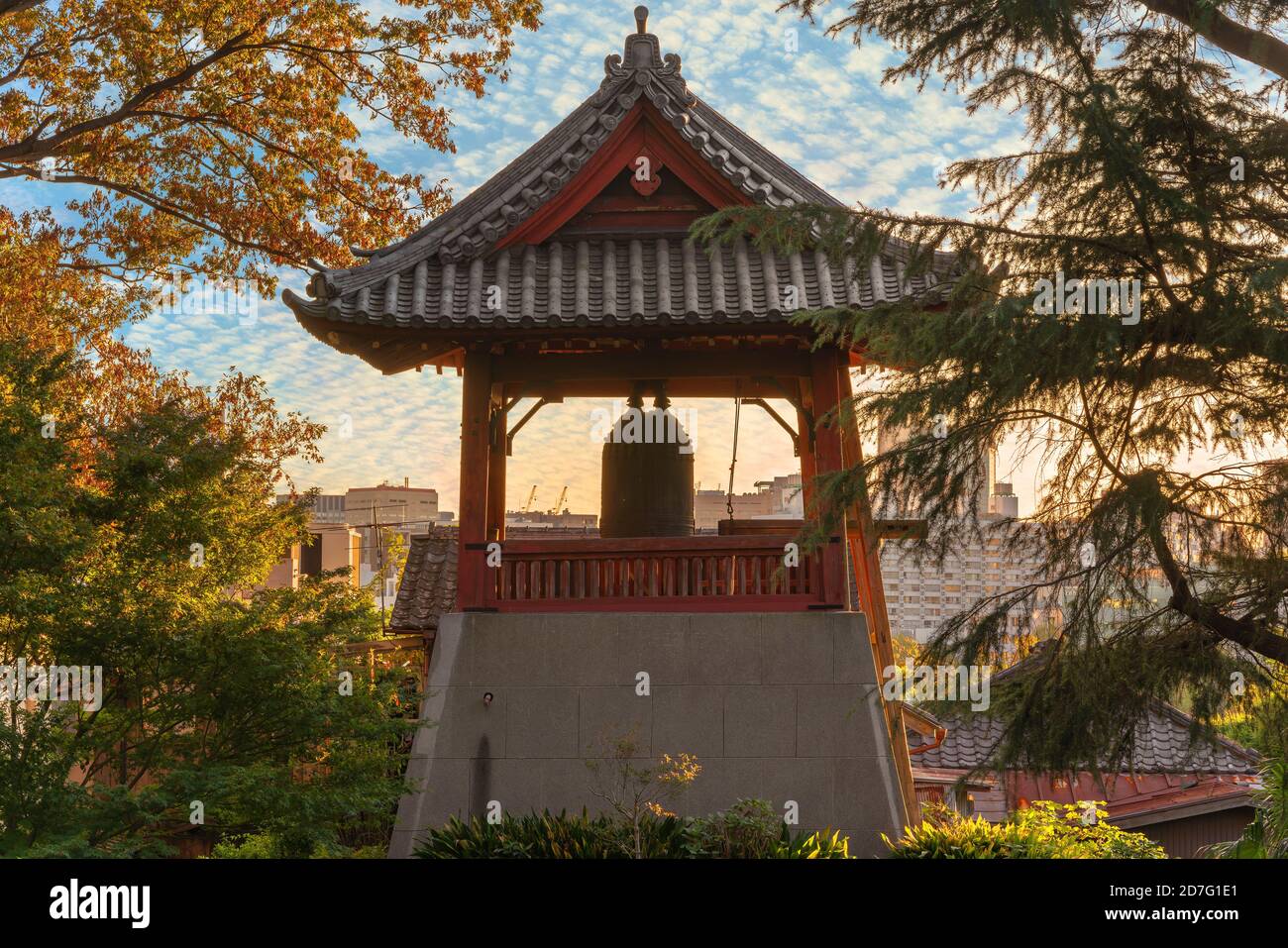 tokyo, giappone - ottobre 11 2020: Primo piano sulla campana di Shōrō ai piedi del Monte Daibutsu nel Parco di Ueno conosciuto come Campana del tempo del Tempio di Kaneiji reso famoso Foto Stock