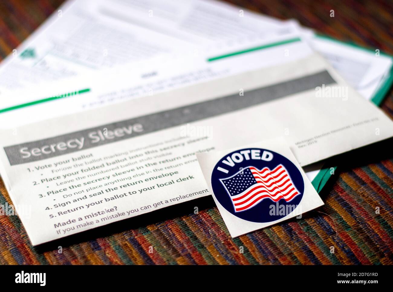 Ho votato l'adesivo è contro un voto absentee e. busta di ritorno pronta per posta per esprimere il mio voto In America Foto Stock