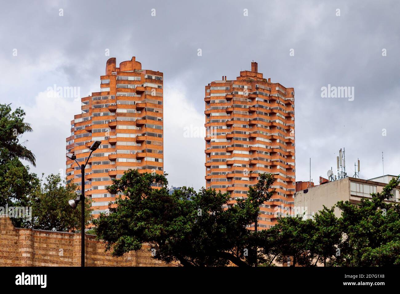 Torres del Parque, iconico edificio di appartamenti, vicino all'arena la Santamaria e al District Planetarium, Bogotá Colombia, 20 ottobre 2020 Foto Stock