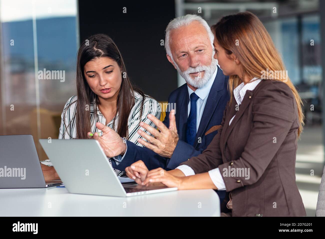 Gruppo di persone d'affari in discussione. Lavorare insieme. Foto Stock