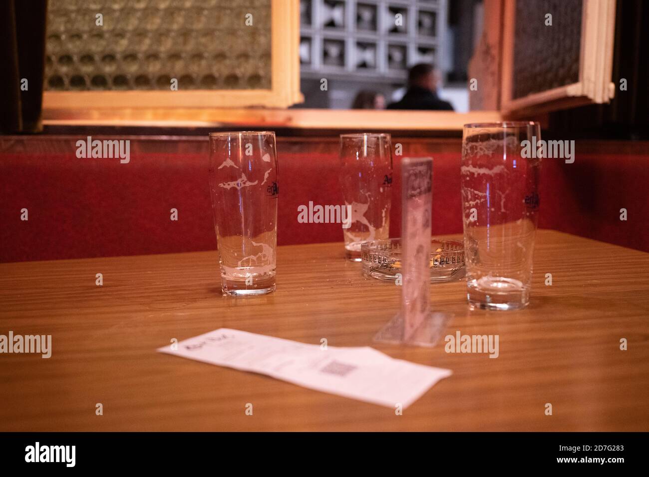 Stoccarda, Germania. 22 ottobre 2020. I bicchieri vengono collocati su un tavolo al Cafe Weiß poco dopo l'orario di chiusura correlato alla corona. A causa degli alti numeri di corona, la capitale dello stato del Baden-Württemberg ha vietato la gestione di ristoranti tra le 23:00 e le 6:00 da giovedì. Credit: Sebastian Gollnow/dpa/Alamy Live News Foto Stock