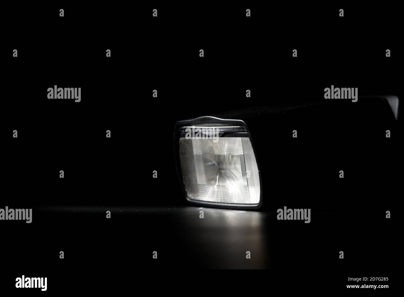 Testa della torcia su sfondo nero con luce del tasto bassa Foto Stock