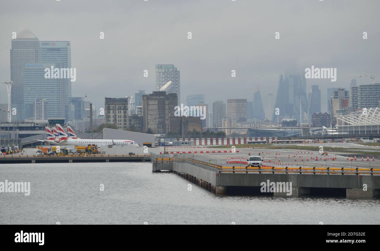 Lavori di costruzione all'aeroporto di Londra City che mostrano il quasi completato nuovi stand paralleli per aerei e per le vie aeree Foto Stock