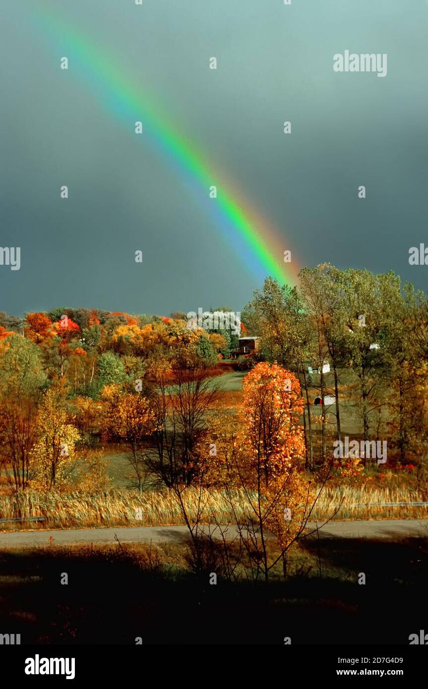 Arcobaleno colorato durante i colori autunnali Michigan Foto Stock