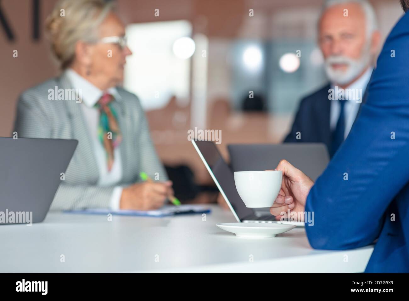 Gruppo di persone d'affari in discussione. Lavorare insieme. Foto Stock