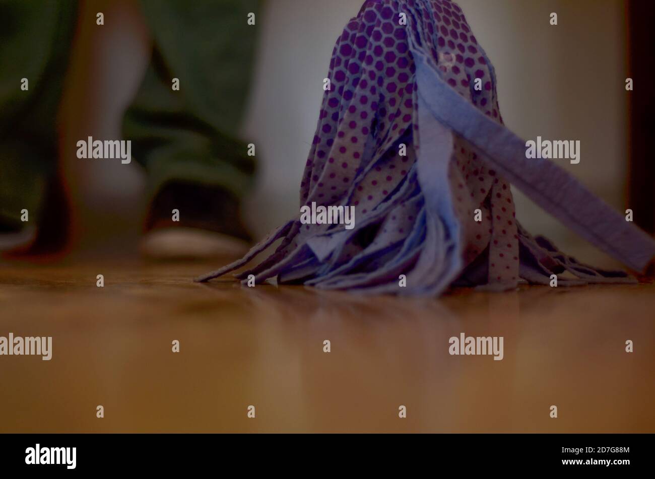 Pulizia di un pavimento liscio con un mop Foto Stock