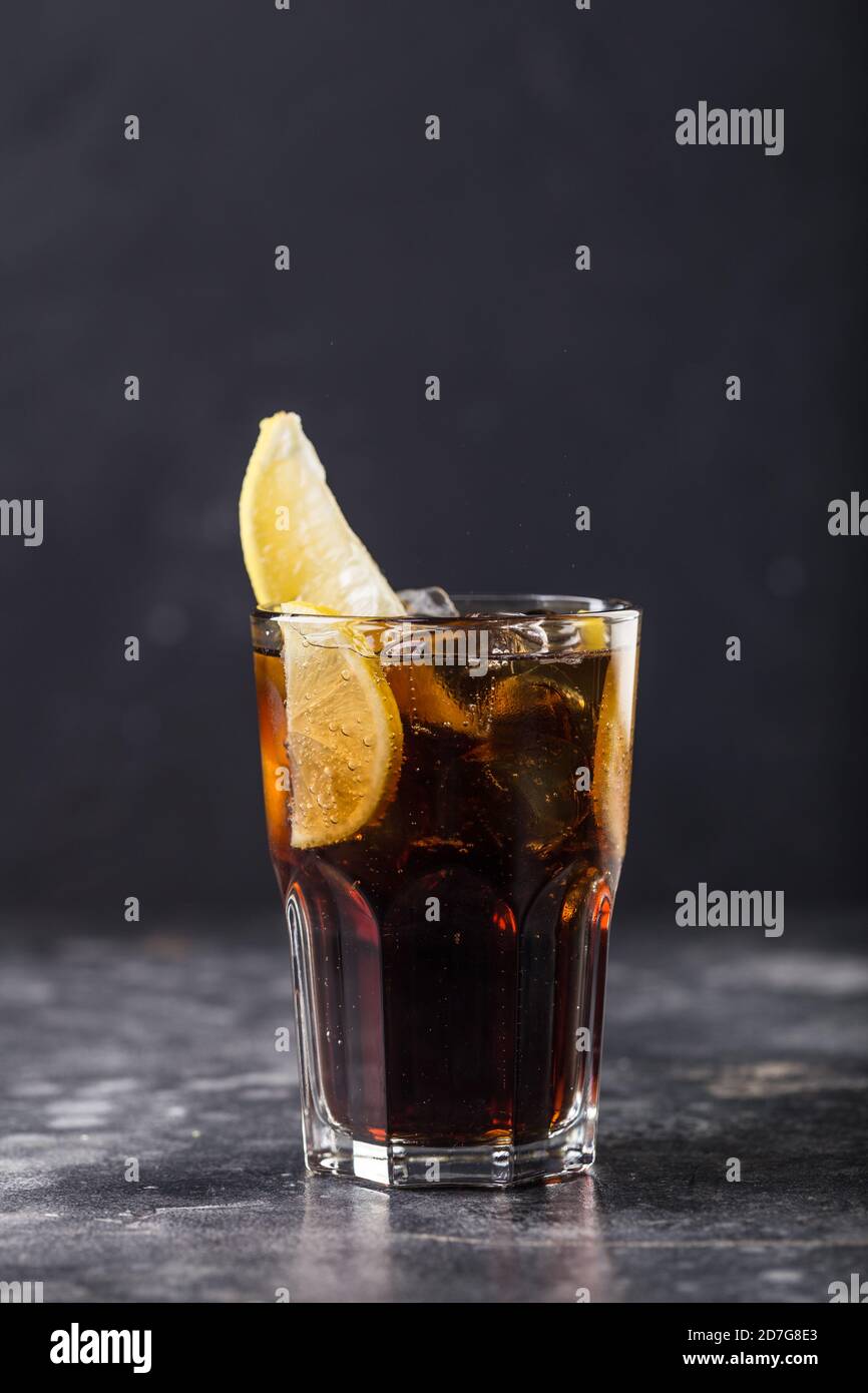 Rinfrescante cocktail alcolico Long Island Iced Tea in vetro posto sul tavolo. Foto di alta qualità Foto Stock