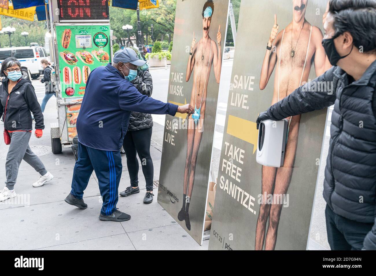 Un uomo prende la maschera facciale dal taglio di Sacha Baron Cohen durante  la promozione del nuovo film Borat successivo Moviefilm prodotto da Amazon  video visto su Union Square. Un film comico