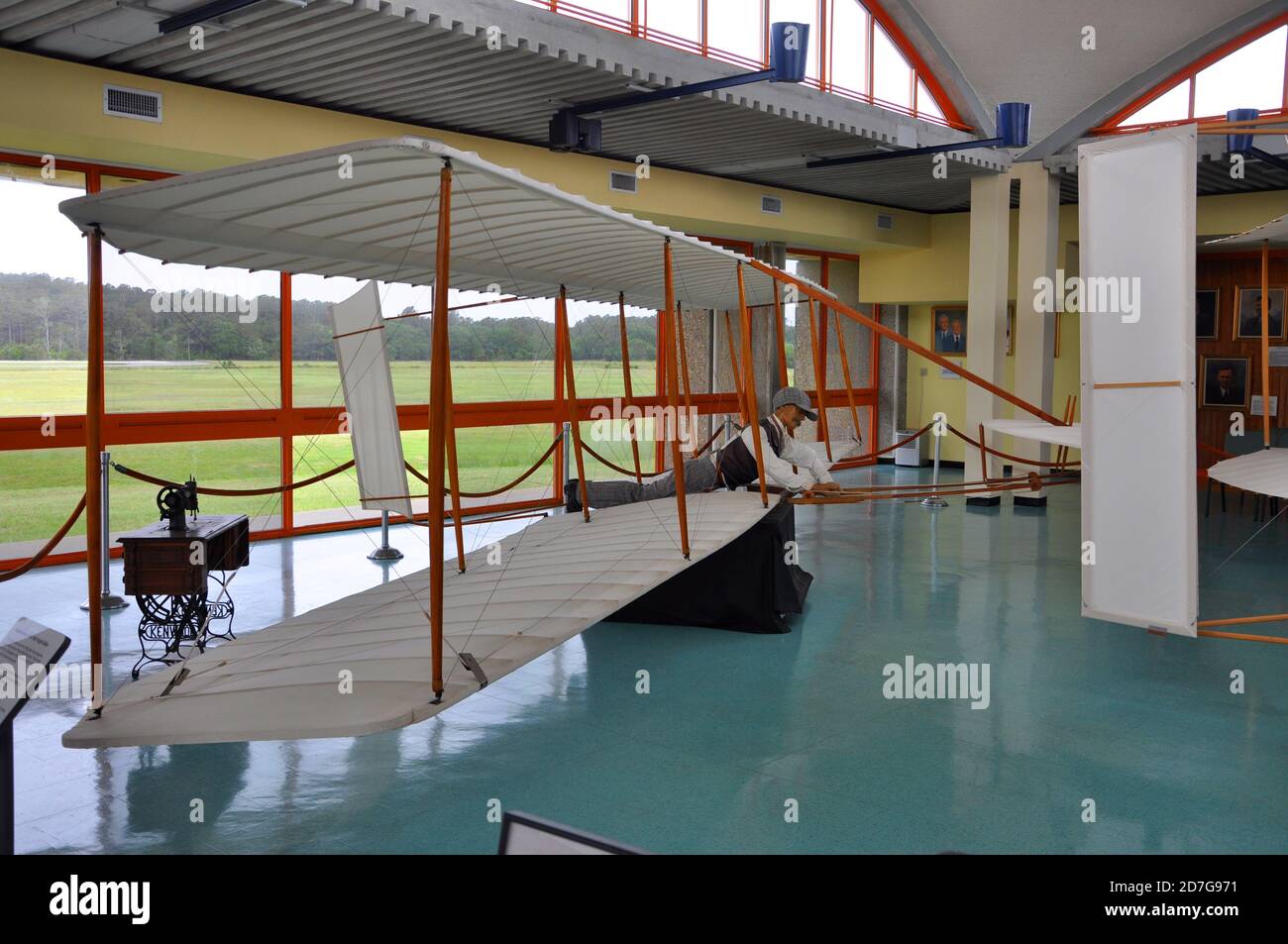 Modello del primo aeroplano in Wright Brothers National Memorial a Kill Devil Hills, Carolina del Nord, Carolina del Nord, Stati Uniti. Foto Stock