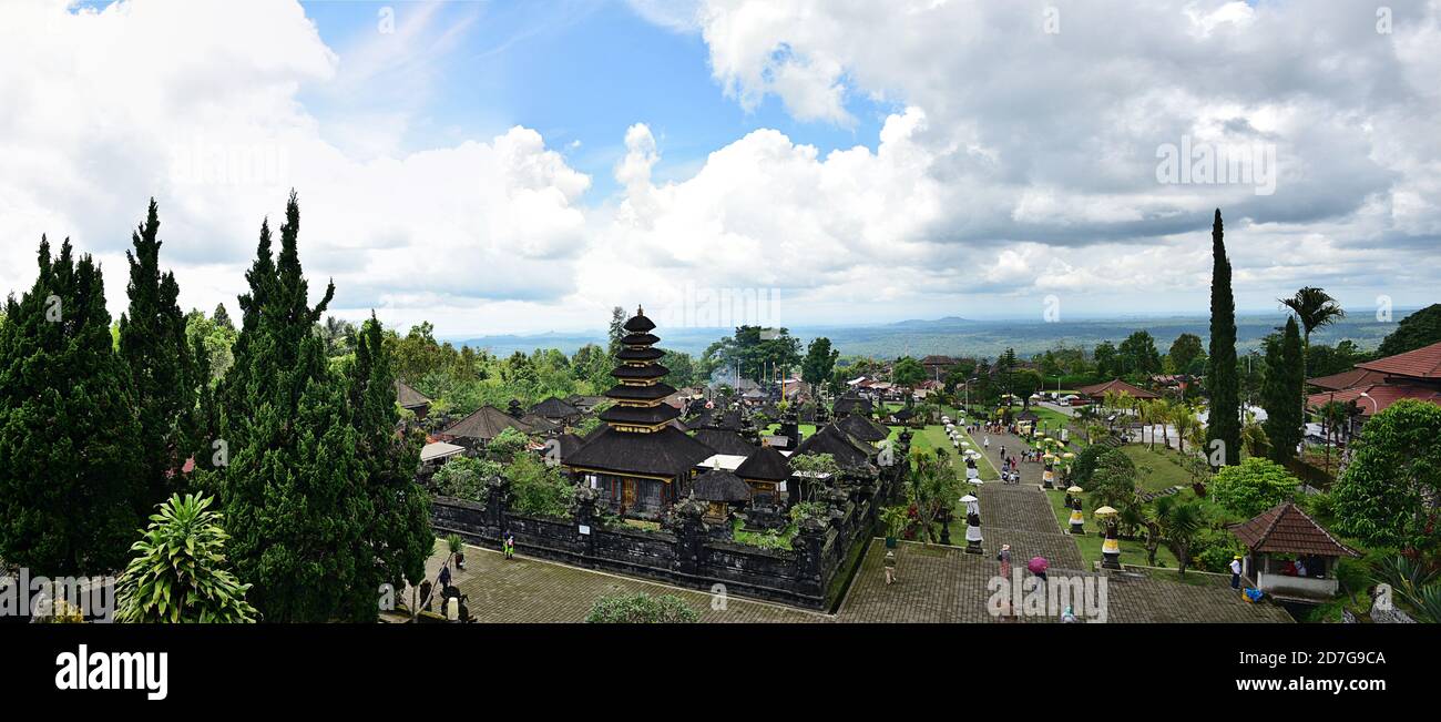 Tempio Besakih situato nella reggenza di Karangasem. E 'Madre del tempio indù. Santo e pieno di dio atmosfera. Foto Stock