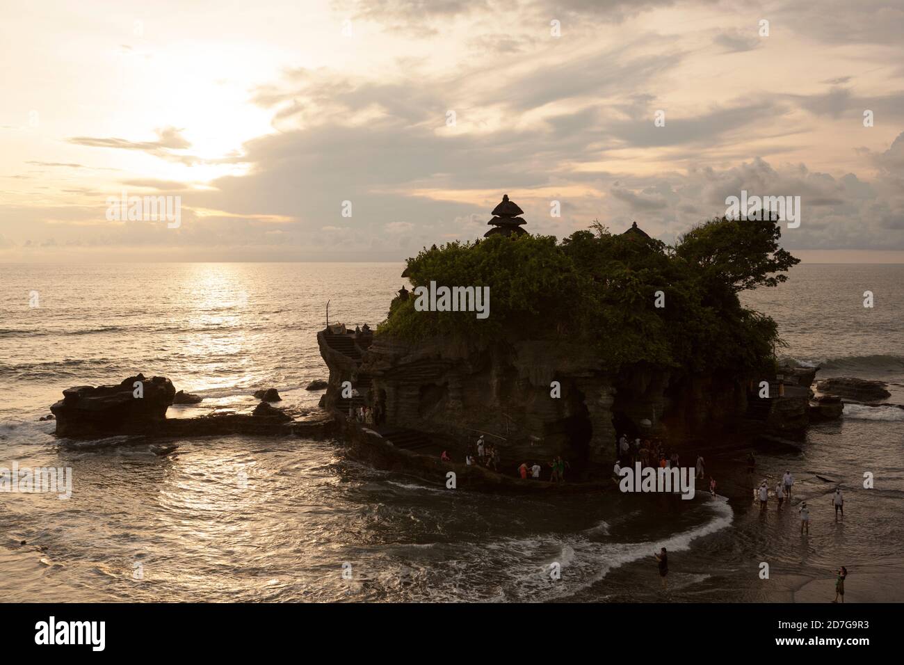 Tanah Lot è il tramonto migliore con la bellezza delle rocce e delle onde. Senti il suono delle onde diventare in buona sensazione. Foto Stock