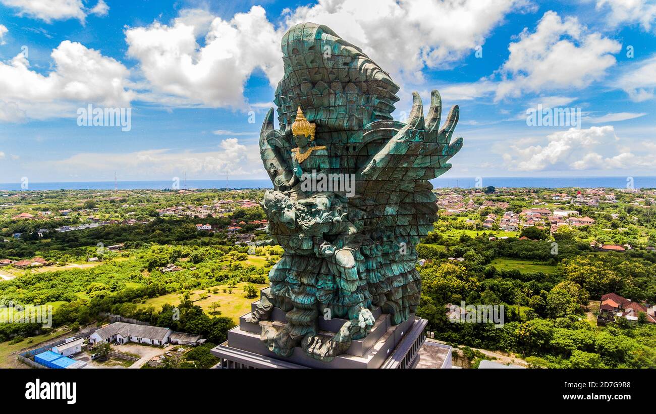 Nella mitologia indù, Lord Vishnu è visto come il protettore dell'Universo, cavalcando la possente Garuda simile ad aquila. Foto Stock