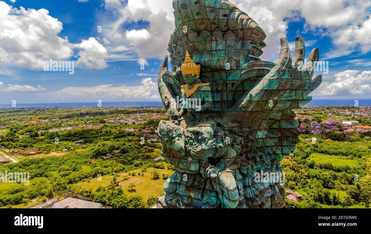 Nella mitologia indù, Lord Vishnu è visto come il protettore dell'Universo, cavalcando la possente Garuda simile ad aquila. Foto Stock