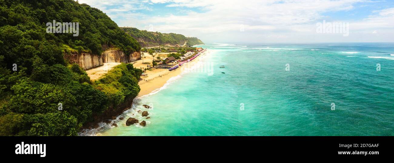 Spiaggia di Pandawa situata nella parte sud di Bali con nuovo accesso attraverso la collina scolpita. Foto Stock