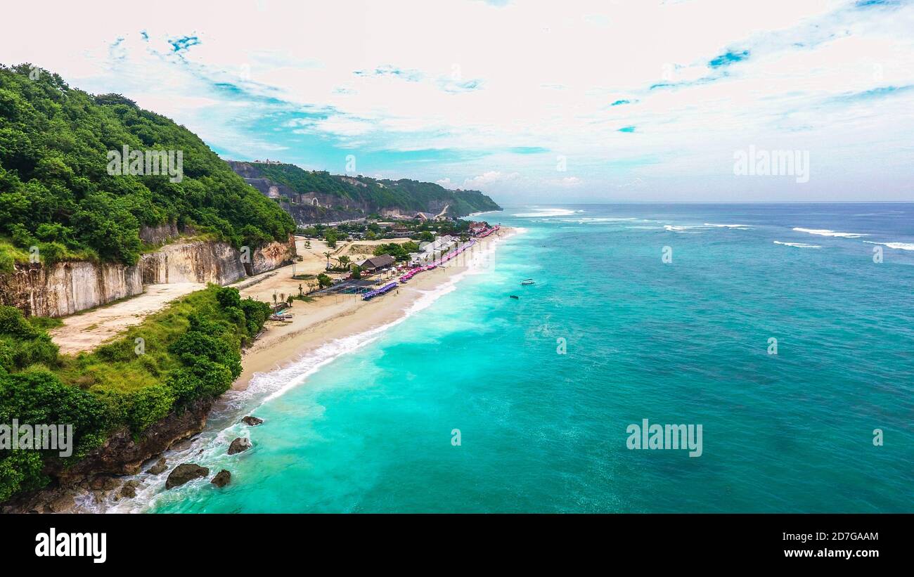 Spiaggia di Pandawa situata nella parte sud di Bali con nuovo accesso attraverso la collina scolpita. Foto Stock