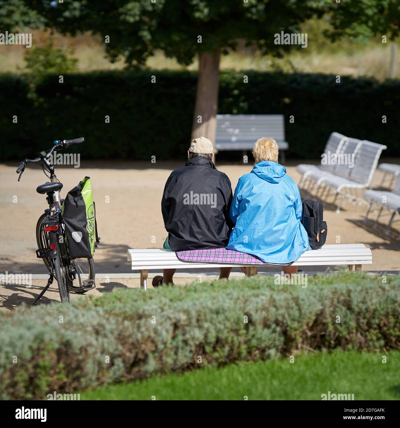 Coppia di pensionati su una panchina del parco sul lungomare A Heringsdorf, sulla costa tedesca del Mar Baltico Foto Stock