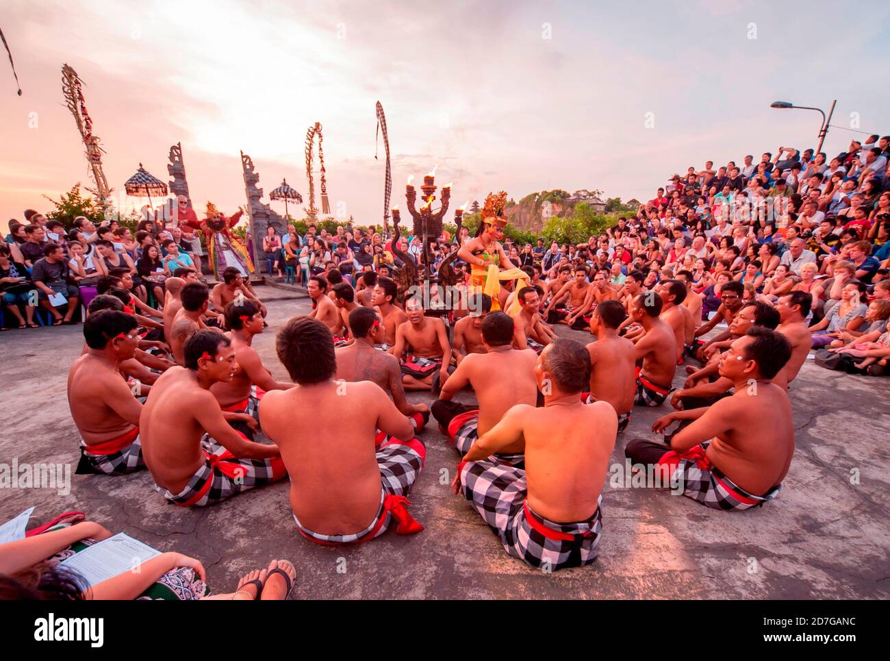 La storica danza Kecak & Fire si è esibita in cima alla magnifica scogliera nell'area di Uluwatu, Bali, Indonesia. Foto Stock