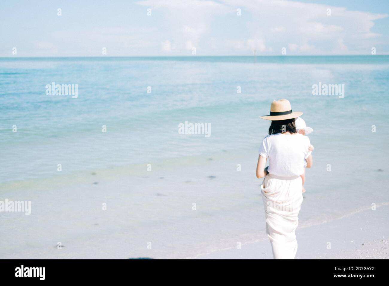 mamma con il bambino su una spiaggia Foto Stock