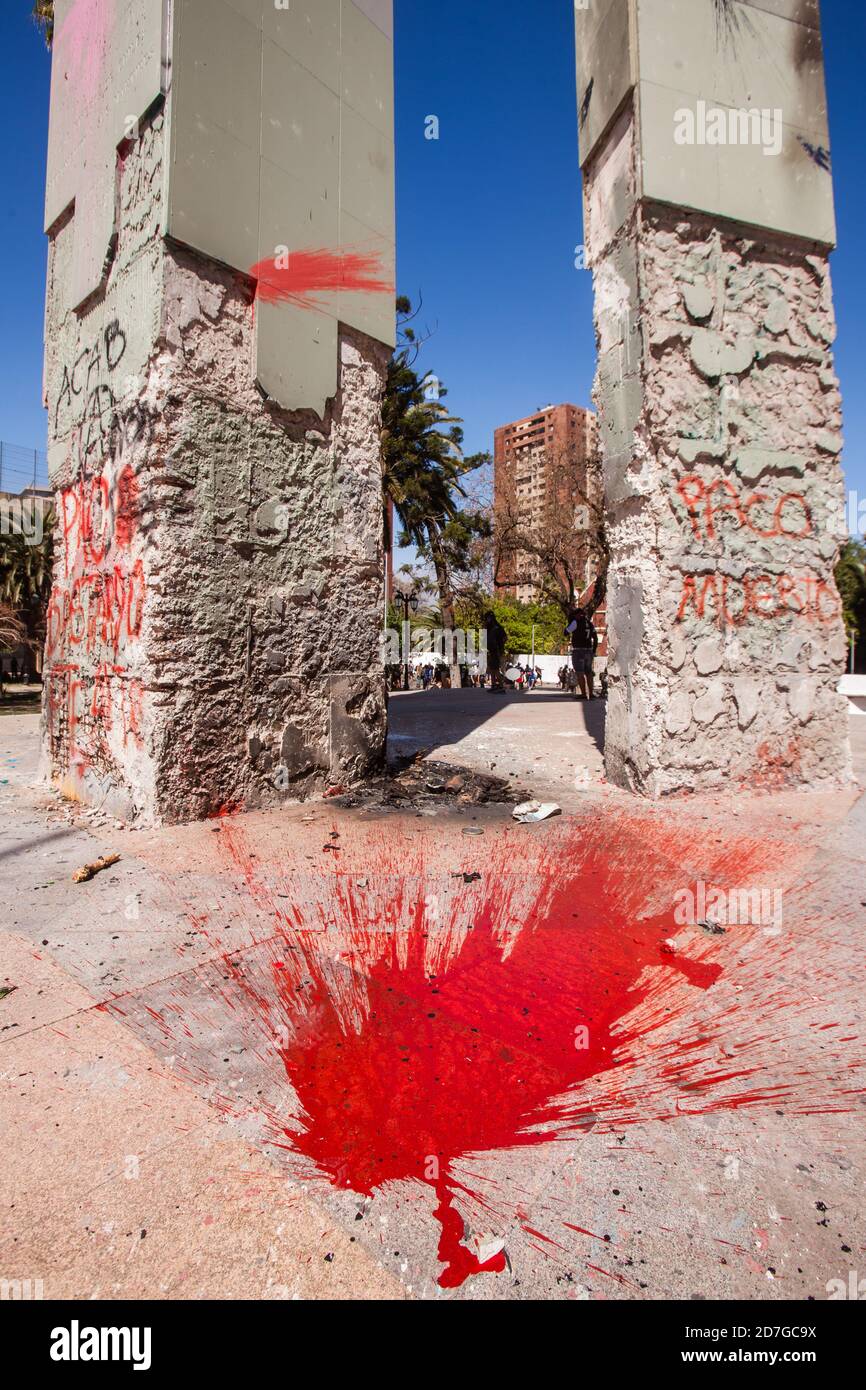 SANTIAGO, CILE-18 OTTOBRE 2020 - Monumento ai Martiri dei Carabineros (polizia cilena) vandalizzato durante un anno di proteste da parte dell'esterno sociale Foto Stock